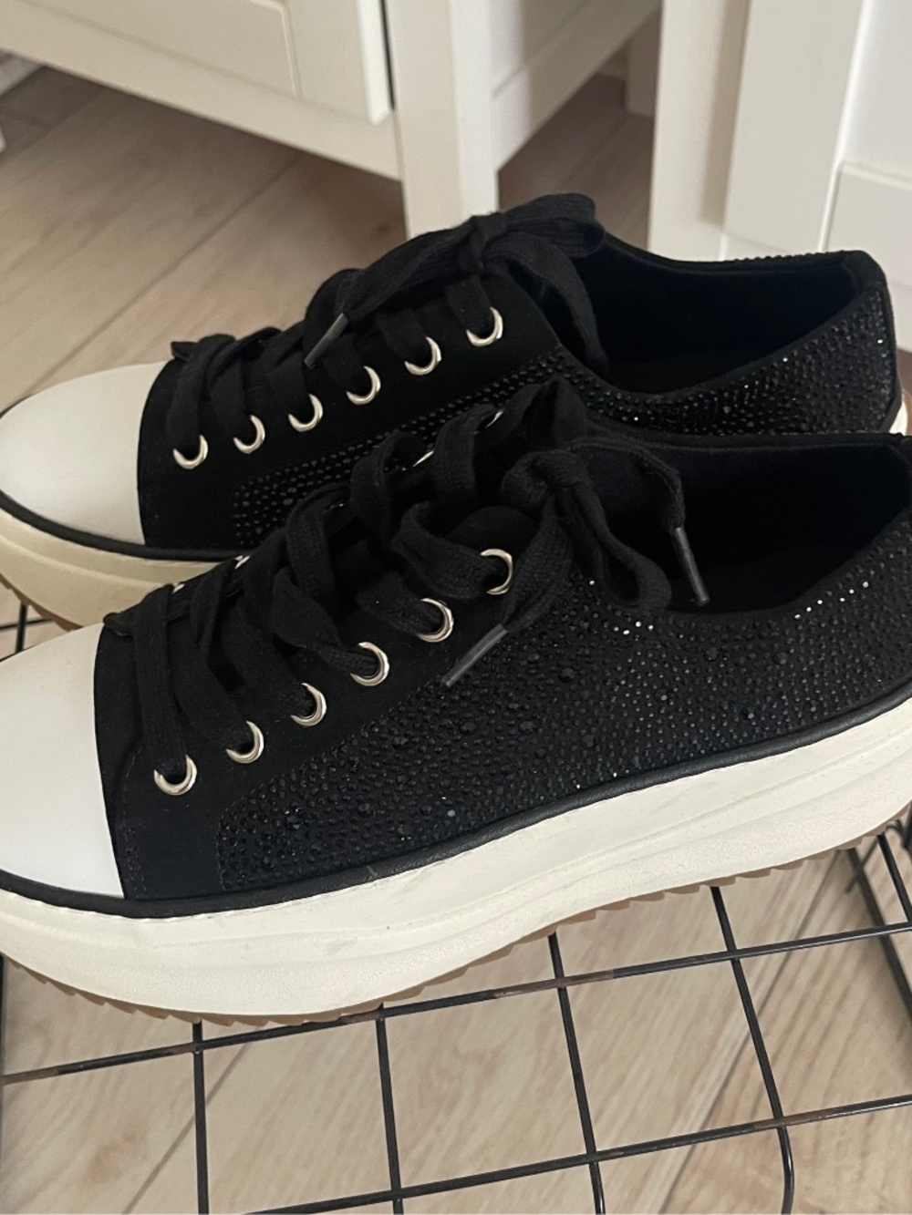 HighFive Shoes – Size 8 – Like New